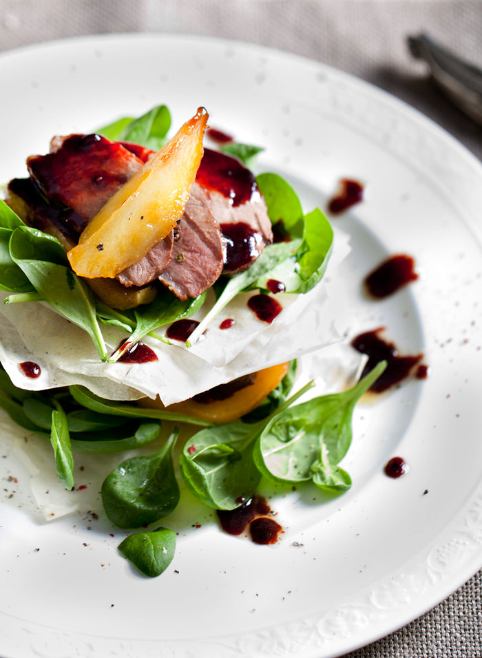 Salade tiède aux poitrines de canard rôties et aux poires caramélisées